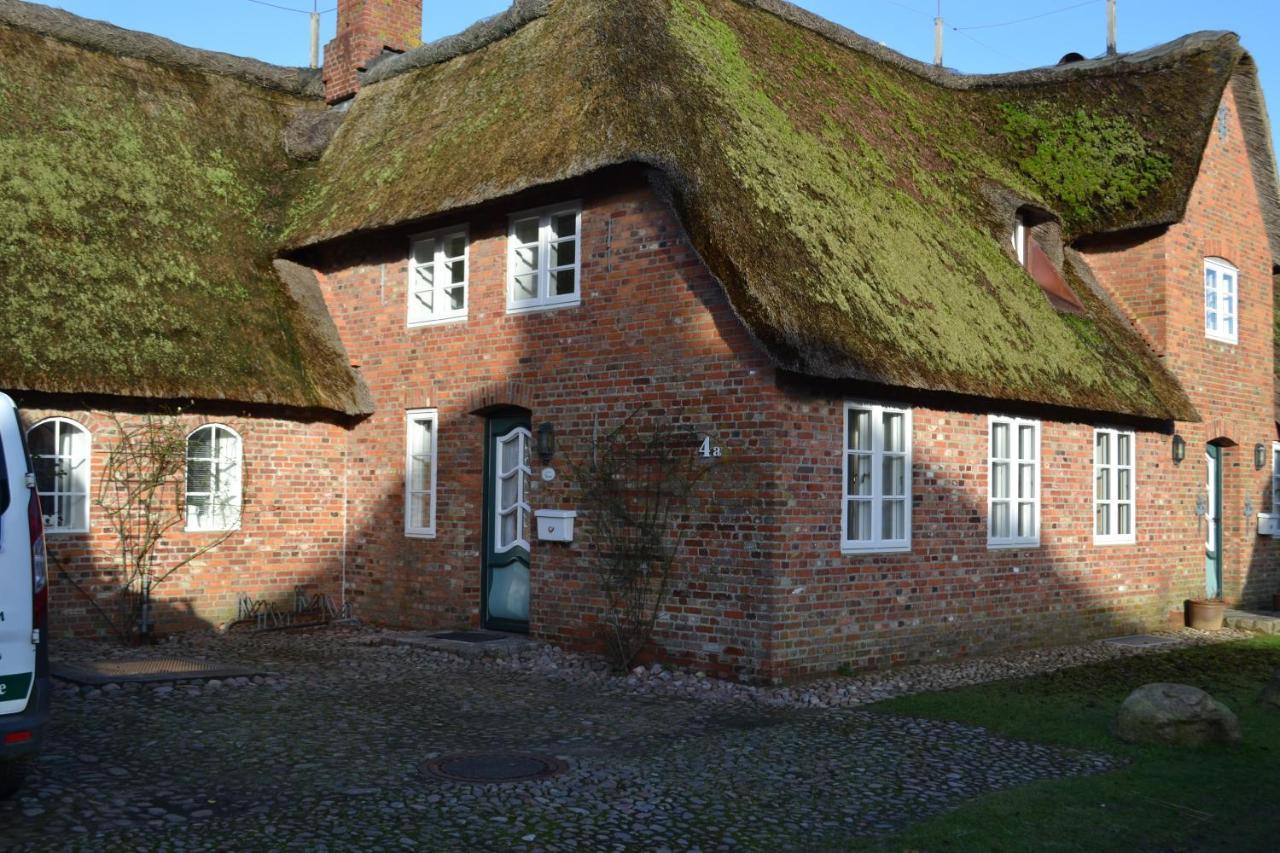 Ferienhaushaelfte Am Museum Alkersum Exteriör bild
